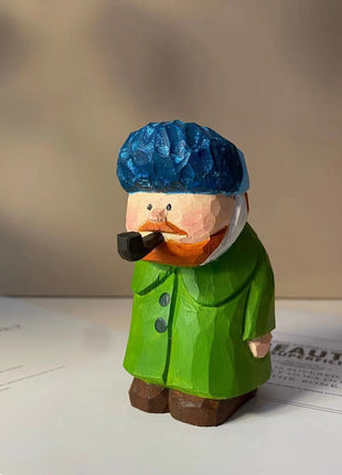 Handgeschnitzte Holzkunstfigur Mann mit blauem Hut und grünem Mantel