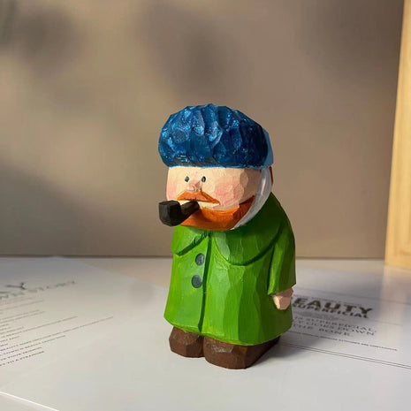Handgeschnitzte Holzkunstfigur Mann mit blauem Hut und grünem Mantel