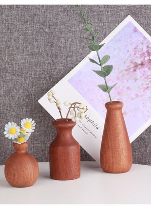 Holzvase aus Massivholz: drei rustikale Trockenblumenvasen mit kurzer, bauchiger Form