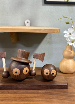 Set aus zwei Holz-Kohle-Kugel Figuren mit Zylinderhüten auf rechteckiger Holzplatte