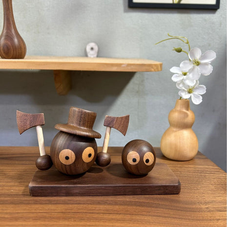 Set aus zwei Holz-Kohle-Kugel Figuren mit Zylinderhüten auf rechteckiger Holzplatte