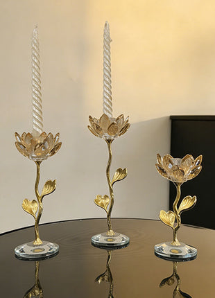 Drei Kerzenhalter mit champagnerfarbenen Kristall-Lotus-Schalen und gedrehten Kerzen