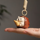 Igel-Taschenanhaenger aus Holz mit gelber Banane, an beiger Kordel und Metallring