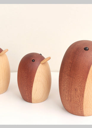Drei Holzfigur-Pinguine, braun und beige, in versetzter Formation, Massivholz-Deko
