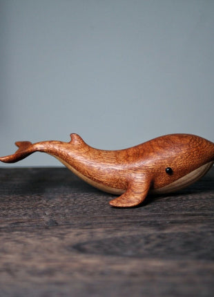 Wal-Holzskulptur aus Holz, braune Wenge-Optik, liegend in Seitenansicht