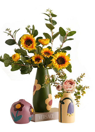 Mehrteiliges Blumen-Vasen-Set: grüne Keramikvase mit Sonnenblumen und zwei weiteren handbemalten Vasen