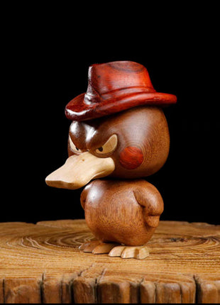 Psyduck-Holzfigur aus Massivholz, roter Hut, dreiviertel Profil, geduckte Haltung