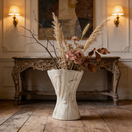 Weiße Keramik-Vase mit Reliefverzierungen und Glockenform, dekoriert mit Trockenblumen