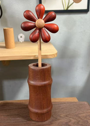 Holzblume aus Holz mit roten Blütenblättern, auf Stab in rundem Holzgefäß