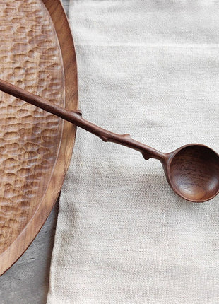 Holzlöffel aus Walnussholz mit runder Schale und langem Stiel im japanischen Stil