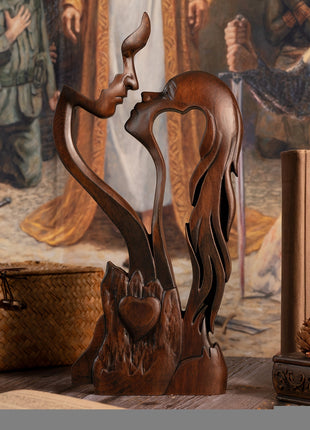Liebespaar-Holzskulptur aus Holz mit Herzmotiv: küssendes Paar, braunes Finish, seitliche Ansicht