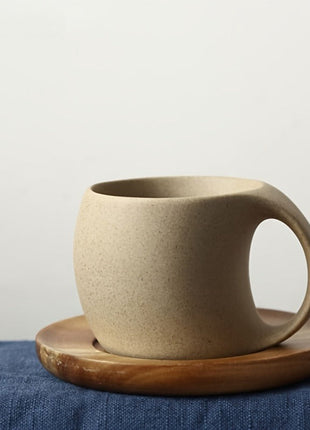 Kaffeetasse aus unglasierter Keramik mit Akazienholz-Tablett, beiger Ton