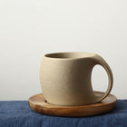 Kaffeetasse aus unglasierter Keramik mit Akazienholz-Tablett, beiger Ton