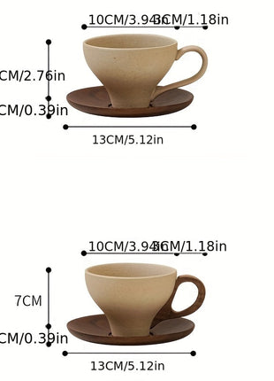 Keramiktasse mit Griff und rundem braunem Untersetzer, Ansicht mit Maßen