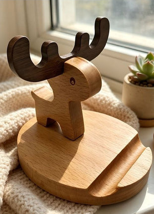 Smartphone-Ständer aus hellem Holz mit Hirschmotiv und Aussparung