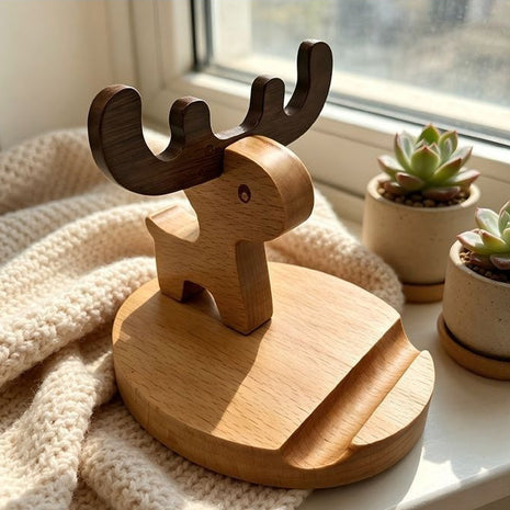 Smartphone-Ständer aus hellem Holz mit Hirschmotiv und Aussparung