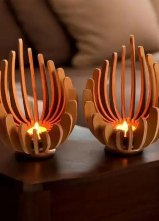 Holz-Kerzenhalter im Lotusdesign, 2er-Set mit brennenden Kerzen, Flammen im Einsatz.