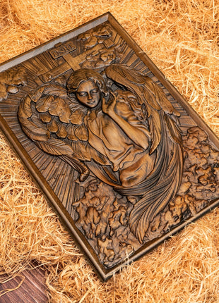 Schrägansicht der quadratischen Holz-Wandplatte mit Engelrelief und seitlichen Ornamentelementen