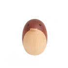 Massivholz-Pinguinfigur mit braunem Kopf und hellem Bauch, minimalistisches Design.