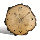 Holz-Wanduhr im Vintage-Stil als Nahaufnahme: unregelmäßiger Holzkranz mit Ziffern 12/6