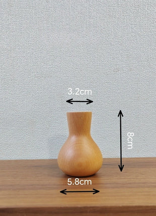 Kleine Buchenholzvase mit bauchiger Form und enger Öffnung, Maße am Hintergrund