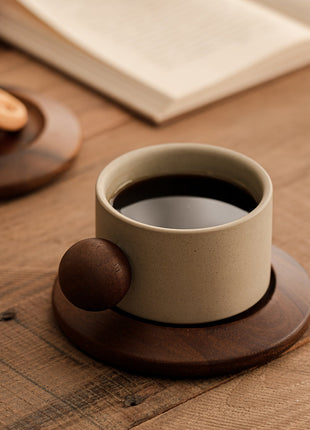 Keramik-Tasse mit Untertasse: beiger Becher mit braunem rundem Griff