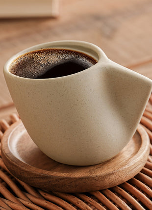 Steingut-Kaffeetasse mit Holzuntersetzer, gefüllt, geschwungener Griff, dunkler Kaffee