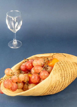 Obstschale aus Bambuswurzel in Bootform mit Trauben und Orangenfrucht
