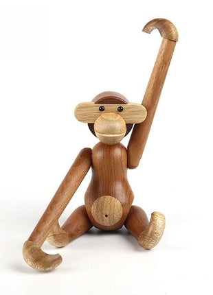 Gelenkige Holzskulptur als Affe mit ausgestrecktem Arm und gebeugten Beinen