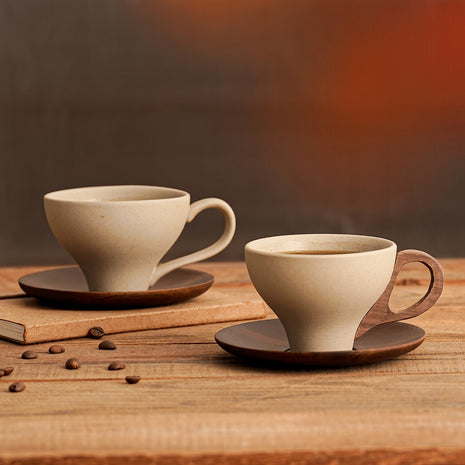 Keramiktasse-Set mit zwei Tassen in hellem Beige und braunen Untersetzern
