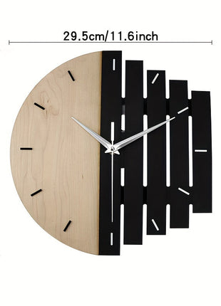 Wanduhr mit rundem hellem Holz-Zifferblatt und schwarzen sowie weißen vertikalen Leisten