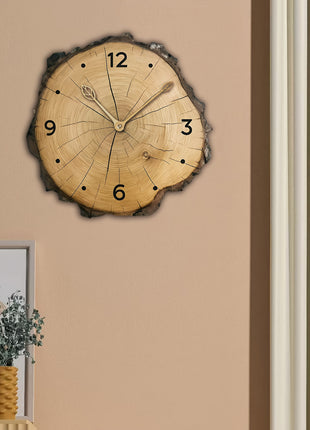Holz-Wanduhr im Vintage-Stil, unregelmäßiger Holzaufbau mit Ziffern 12, 3, 6, 9