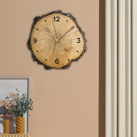 Holz-Wanduhr im Vintage-Stil, unregelmäßiger Holzaufbau mit Ziffern 12, 3, 6, 9