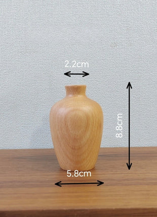 Kleine Holzvase aus Buche mit rundem Bauch und kurzem Hals, ca. 8 cm hoch