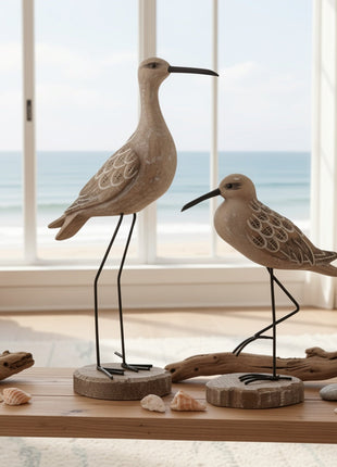 Zwei Möwenfiguren aus Holz mit Metallbeinen, grau-beigem Federornament und Sockel