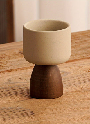Steingut-Kaffeetasse in Beige, zylindrische Schale auf dunklem, gerundetem Fuß