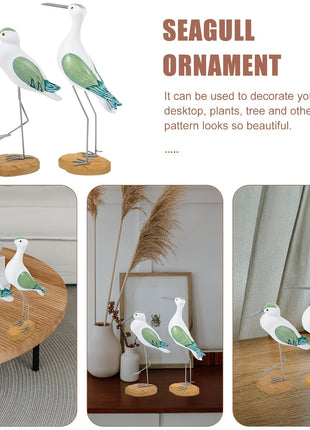 Set aus 2 Möwen-Ornamenten: weißer Vogel mit blaugrünem Flügelmotiv, Holzsockel und Drahtbeinen.