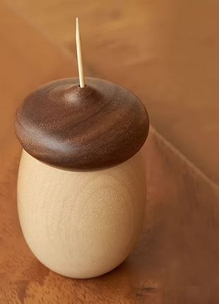 Zahnstocherbox Eichelform aus Holz mit Deckel oben und einem Zahnstocher darin