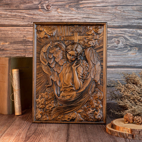 Quadratische Holz-Wandplatte mit geschnitztem Engelrelief, fein gearbeitete Flügel und Hände