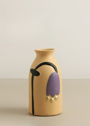 Cremefarbene handbemalte Keramikvase mit violetten Blüten und schwarzer Kontur
