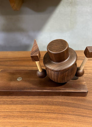Holz-Kohle-Kugel Figur mit Zylinderhut und Holzarmen auf rechteckiger Holzplatte