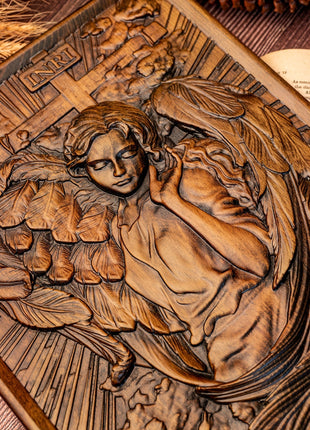 Nahaufnahme des Engelreliefs auf Holzplatte: Gesicht, Flügel und Kreuzstich-Gravur