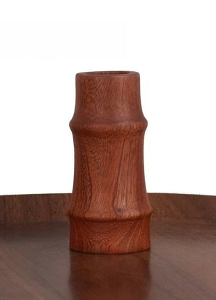 Holzvase aus Massivholz: seitliche Ansicht einer bauchigen Holzvase in Braun