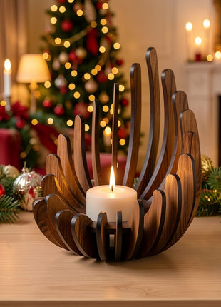 Holz-Kerzenhalter im Lotusdesign mit brennender Kerze, offene Lamellenform.