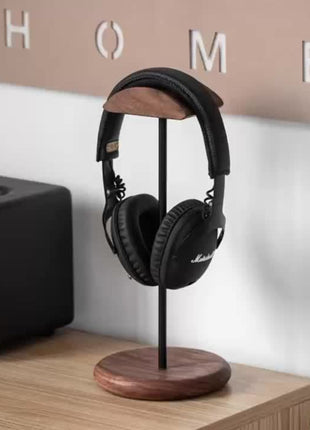 Kopfhörerständer aus Schwarzwalnuss mit montiertem schwarzem Over-Ear-Headset