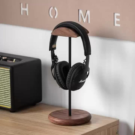 Kopfhörerständer aus Schwarzwalnuss mit montiertem schwarzem Over-Ear-Headset