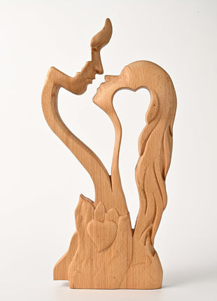 Liebespaar-Holzskulptur: küssendes Paar mit Herz-Ausschnitt, helles Massivholz, Standfigur