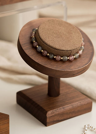 Walnuss-Holz-Armbanduhrenhalter mit gepolstertem Ringkissen und Holzsockel