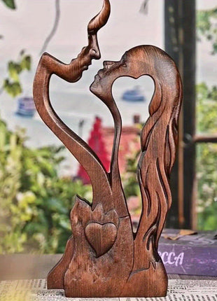 Liebespaar-Holzskulptur: küssendes Paar mit Herz-Ausschnitten, dunkles Holz, stehende Figur