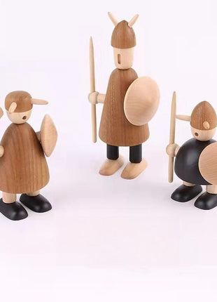 Wikinger-Holzfiguren-Set aus Massivholz mit Speeren und Schilden, aus mehreren Blickwinkeln